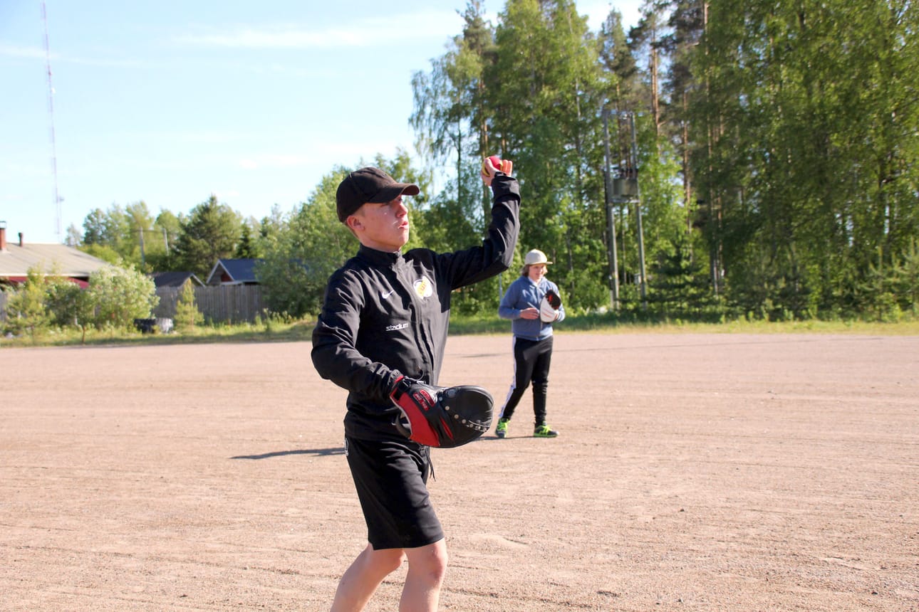 Aki Hämäläinen heittää ja taustalla Janne Tuomainen odottaa koppivuoroa.