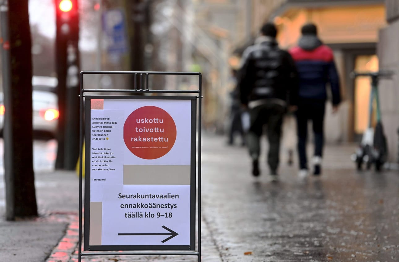 Ennakkoäänestys on avoinna iltakuuteen asti. LEHTIKUVA / Heikki Saukkomaa