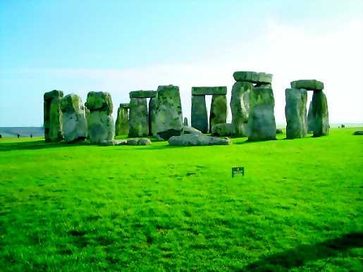 Geometriaa. Vanhimmat megaliitit rakennettiin kolme tuhatta vuotta ennen pyramideja. Tunnetuin rakennelma on Englannin Salisburyssä sijaitseva Stonehenge, jonka vanhimmat osat valmistuivat 5 000 vuotta sitten.