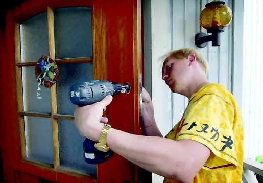 Koti lomakuntoon. Lukkoseppä Tero Vänskä Suomen Turvasystems Oy:stä asentaa varmuuslukkoa ulko-oveen.