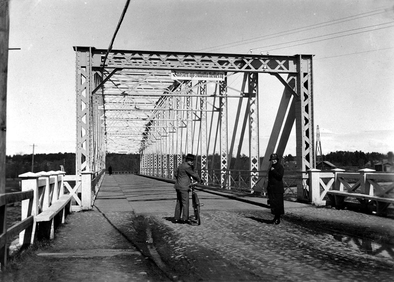 Ämmänväylän silta kulkee Linnansaaren ja Raatinsaaren välillä. Sillan yläpalkin kyltissä huomautettiin 1920-luvulla, että "juosten ajo sillalla kielletty".