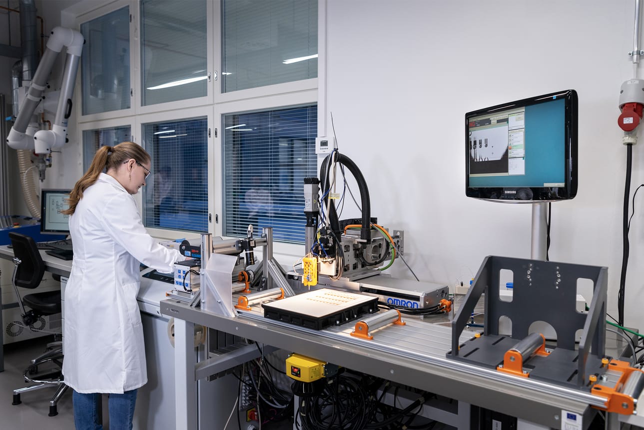 Oamk on investoinut vuosien varrella monipuolisiin soveltavan tutkimuksen laboratorioympäristöihin, jotka ovat myös yritysten käytettävissä. Kuvassa painettavan älykkyyden laboratorio, Oamk Prinlab.