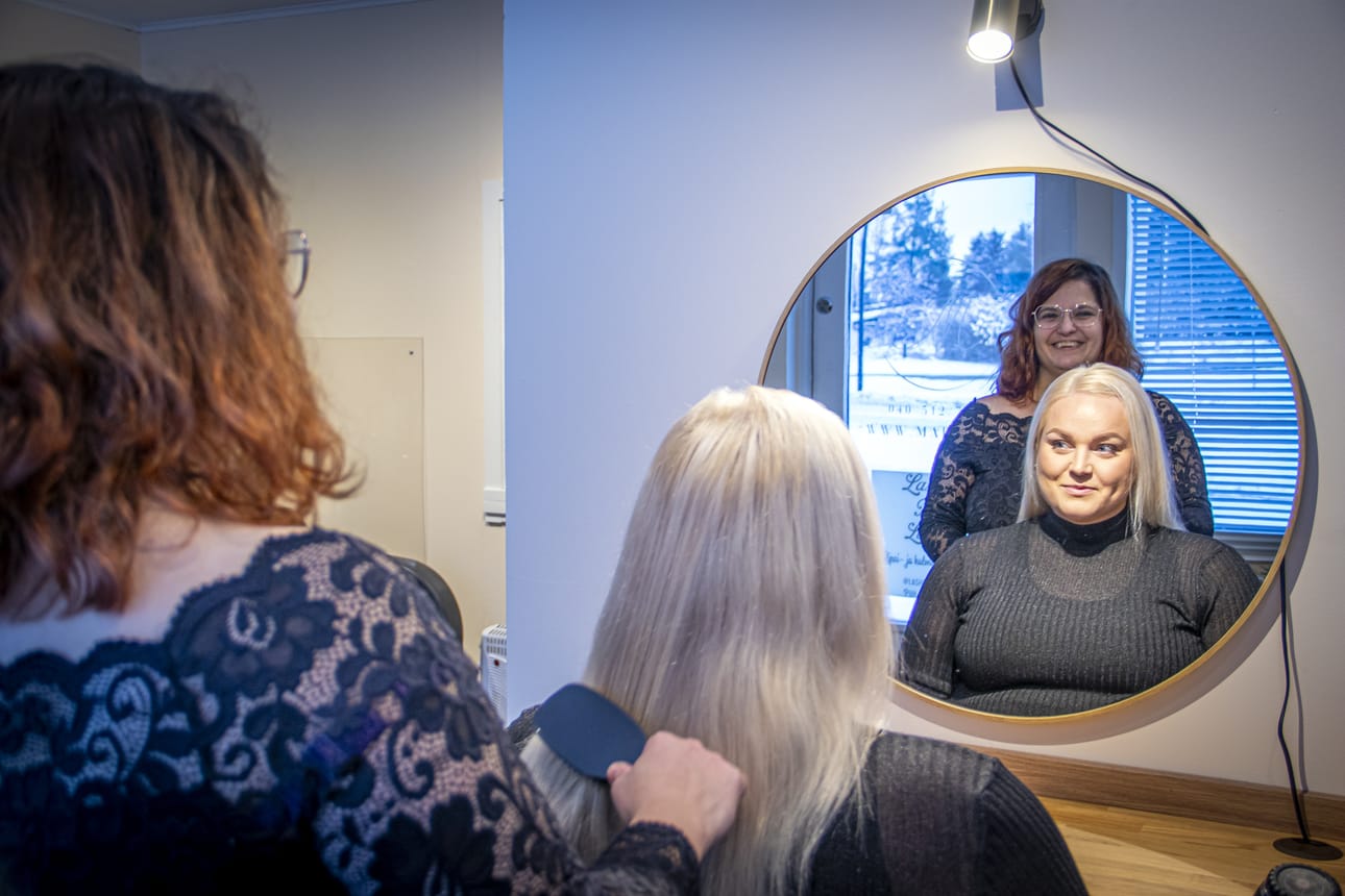 Marie Nydegger ja Loviisa Leinonen ovat yrittäjinä kunnostetussa entisessä Tikin Grillissä Tupostien varressa.