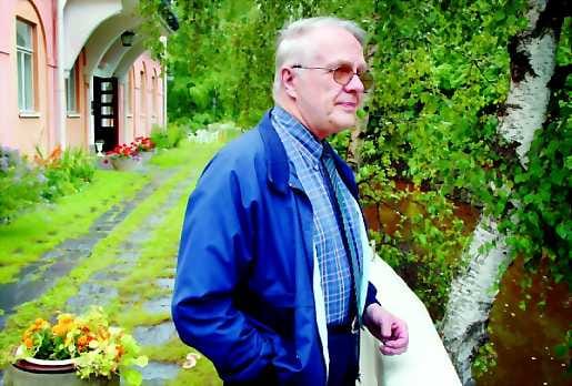 "Alituiseen miettii, että tuostakin rappaus lohkeilee ja tuokin kohta kaipaisi maalausta", Harry Sandelin valottaa talon omistajan arkea.