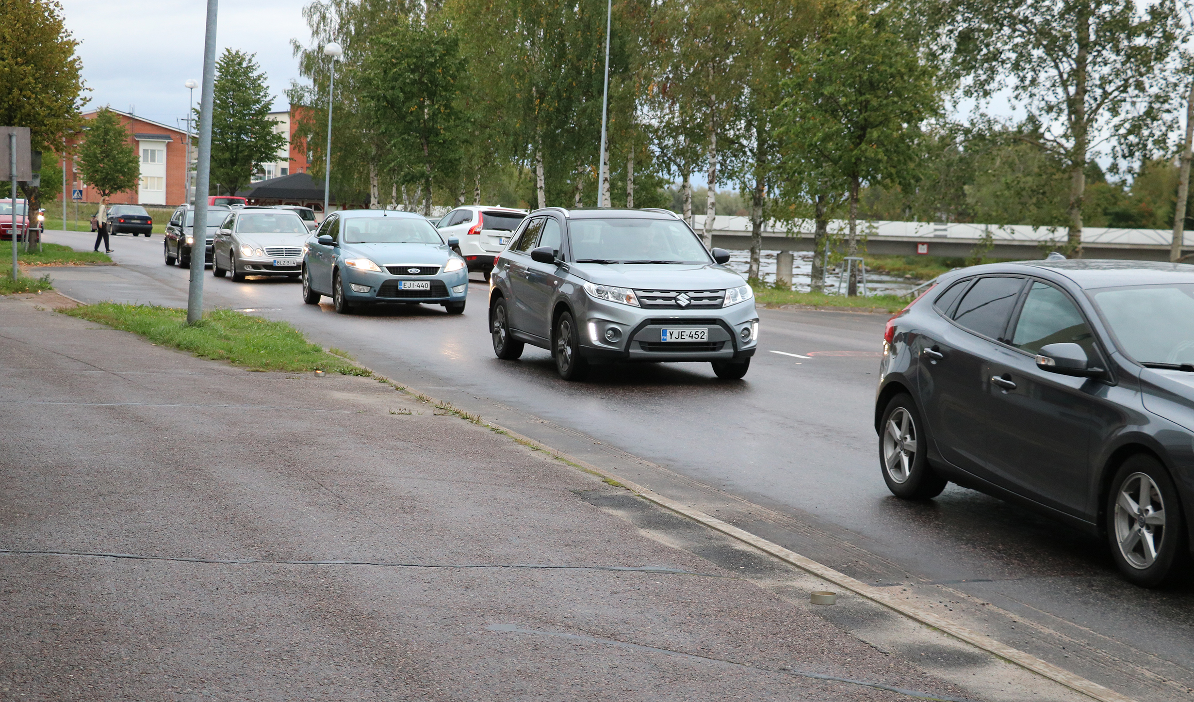 Autoletkat kääntyvät kantatieltä keskustaan. On villiperjantain aika.