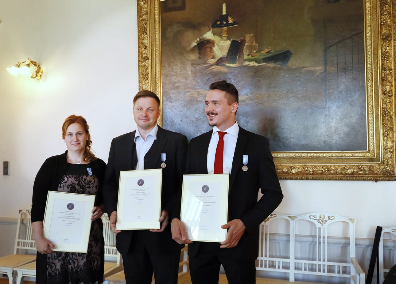 Jaana Kilpeläinen, Petri Lehenkari ja Heikki Niemelä saivat keskiviikkona hengenpelastusmitalit.