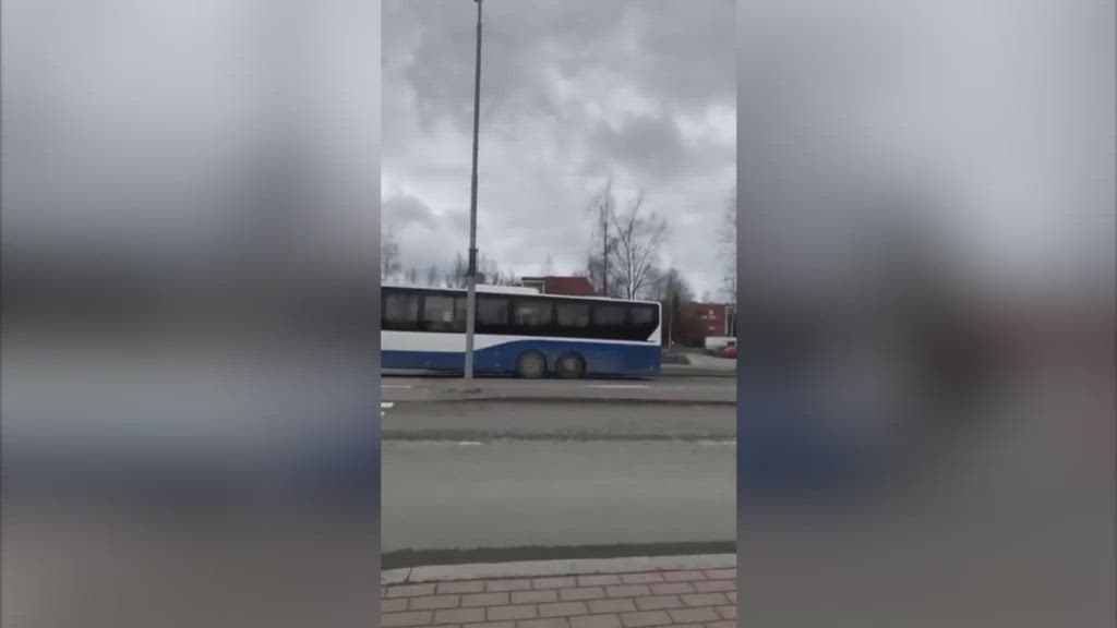 Nuori roikkuu uhkarohkeasti bussin perässä