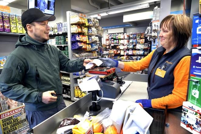 Seinäjoen ydinkeskustassa asuva Riku Harju haki lauantaipäivän aamupalatarvikkeet Kauppakadun K-marketista. Kassalla oli Ulla Perälä.
