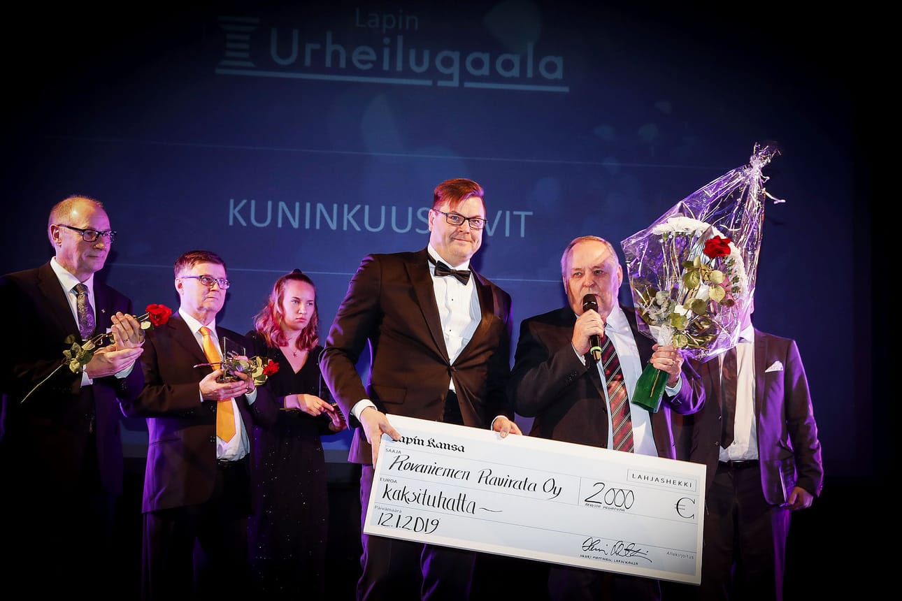 Kuninkuusravit palkittiin Sykähdyttävimpänä lappilaisena urheilutapahtumana 2018 Lapin Urheilugaalassa Kemissä. Palkinnon vastaanotti Matti Rajaharju Kalevan toimitusjohtajalta Juha Laakkoselta.