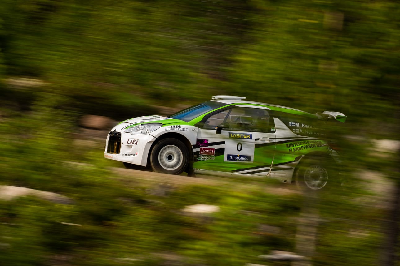 Mika Karppanen valmistautuu toiseen MM-ralliinsa yhdessä uuden kartturinsa Anne Heinosen kanssa. Viron MM-ralli starttaa 4. syyskuuta. Virossa auton kylkeen teipataan numero 67.
