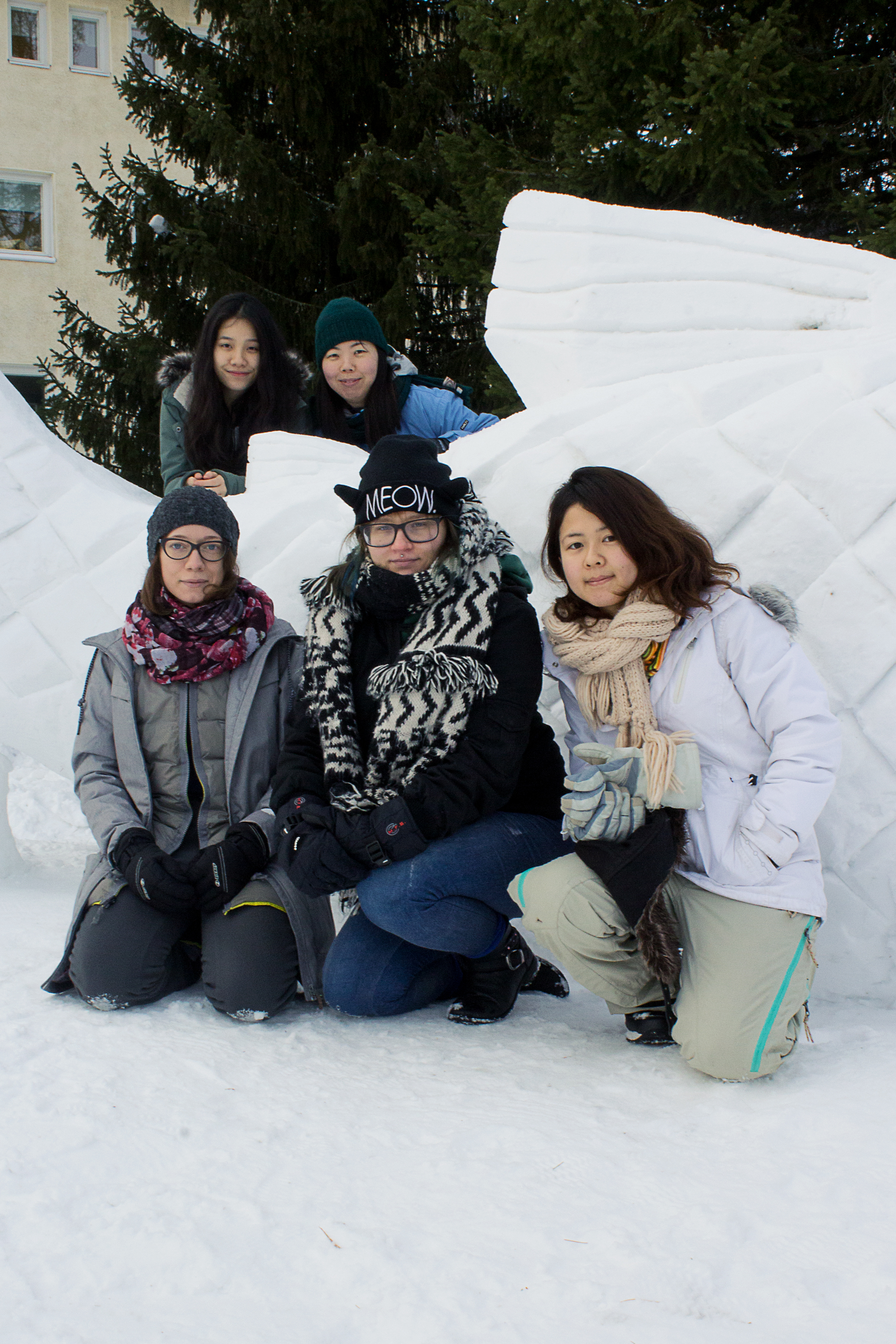 Kalateoksen tekijät (ylhäällä vas.)  vietnamilainen Nhung Hyunh ja hänen vieressään japanilainen Maiko Ikeuchi. Alhaalla (vas.) venäläinen Kubareva Olga, (oik.) japanilainen Shiho Eikoku ja (kesk.) Heidi Luokkunen.