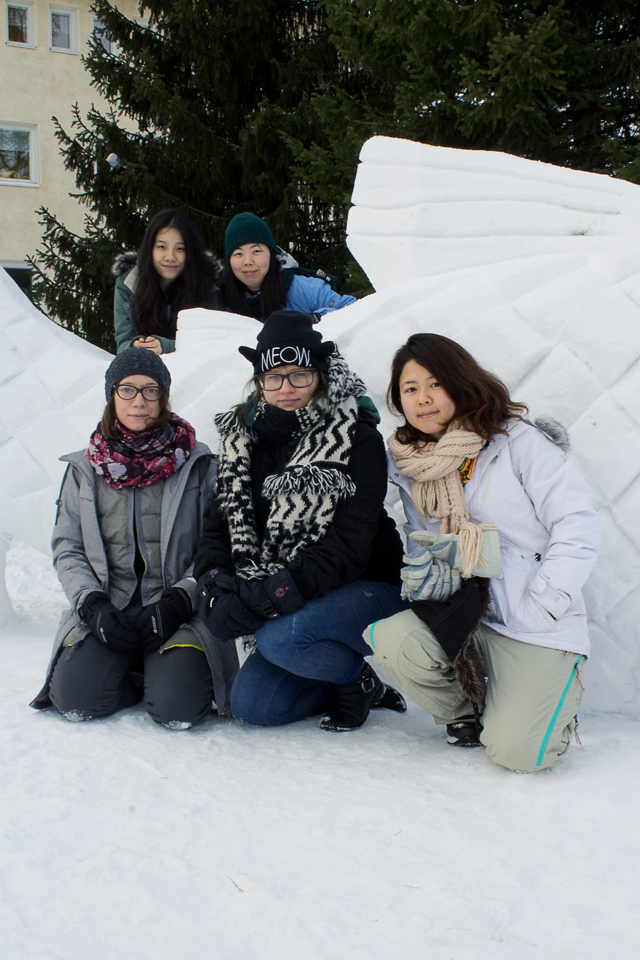 Kalateoksen tekijät (ylhäällä vas.) vietnamilainen Nhung Hyunh ja hänen vieressään japanilainen Maiko Ikeuchi. Alhaalla (vas.) venäläinen Kubareva Olga, (oik.) japanilainen Shiho Eikoku ja (kesk.) Heidi Luokkunen.