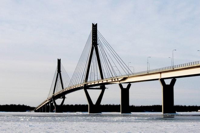 Raippaluodon sillan liikennejärjestelyitä ohjataan Turusta. Tekninen vika nopeusrajoituksia ohjaavassa järjestelmässä on aiheuttanut sen, että nopeusrajoitukset sillalla eivät ole välttämättä seuranneet varsinaista tieliikennesäätä. ARKISTOKUVA: JOUKO HÄNNINEN