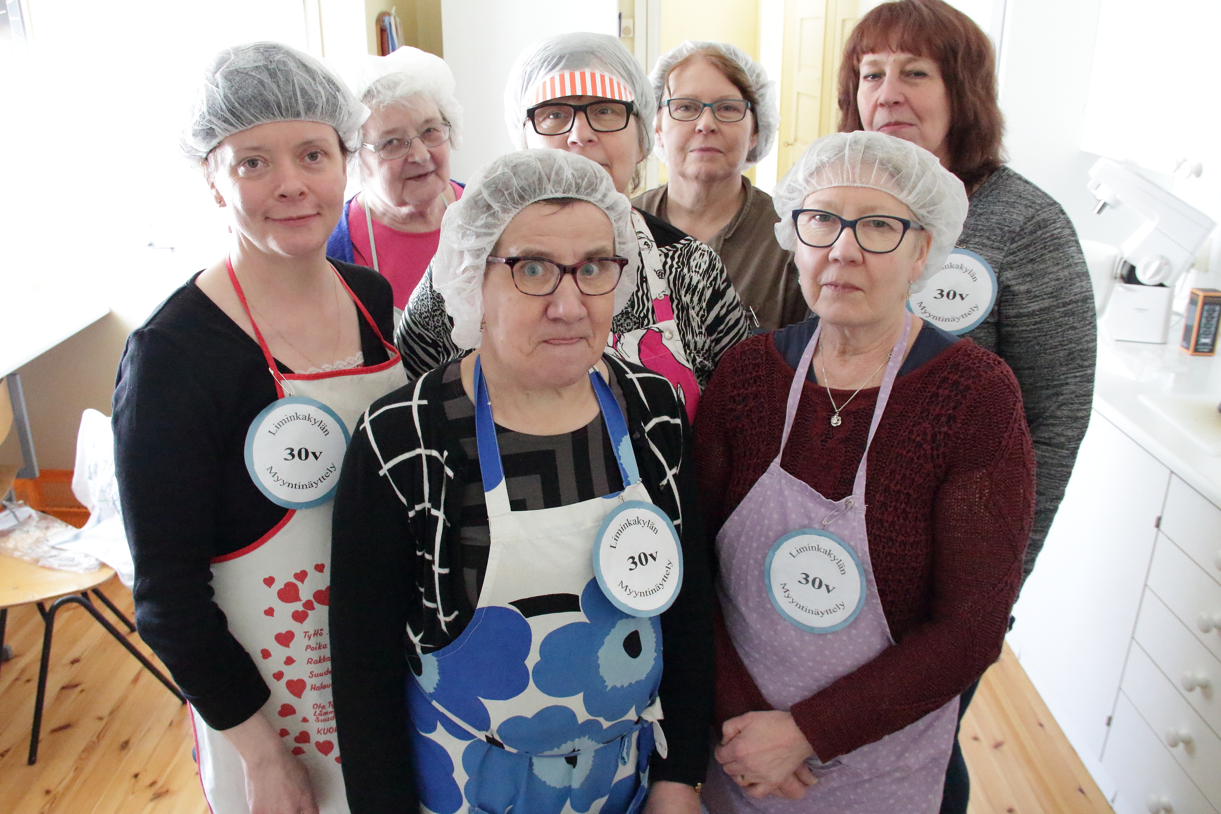Liminkakylän myyntinäyttelyä varten kokkailivat Heli Tikkanen (takaa vasemmalta), Sirkka Silvola, Teija Ukonsaari, Eila Ukonsaari, Paula Pirttimaa sekä edessä Anneli Polus ja Eini Moilanen.