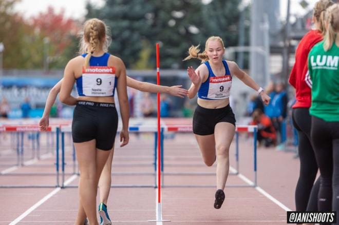 Viestinjuoksun Suomen mestaruuksista kilpailtiin viikonloppuna Oulussa Raatin stadionilla 500 joukkueen voimin. Kuvassa Alajärven Ankkureiden Milja-Maria Lahti tuo viestiä joukkueen ankkurille Katariina Leppäaholle. KUVA: JANI VUORELA