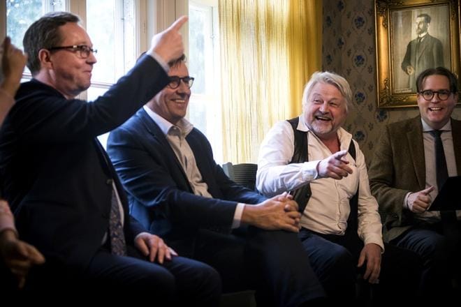Aluepolitiikan pohtiminen ei ole välttämättä ryppyotsaista puuhaa. Ministeri Mika Lintilä, maakuntajohtaja Kaj Suomela ja toimitusjohtaja Sture Udd osallistuivat Pohjalaisen päätoimittajan Toni Viljanmaan vetämään paneeliin. Mukana olivat myös lukiolainen Valtteri Hakala, johtaja Mari K. Niemi ja tislaamonjohtaja Miko Heinilä. KUVA: JARNO PELLINEN