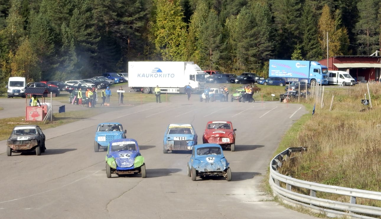 Inka Hillilä (auto nro 52) oli Irvassa lauantain kisapäivän naisten sarjan voittaja. Kuva semifinaaleista.
