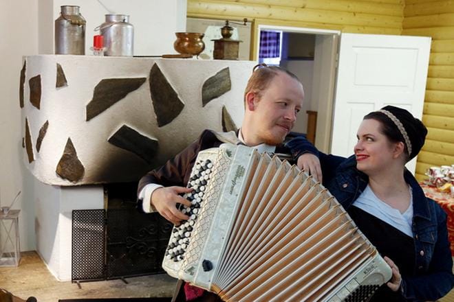 Musiikki on Taija ja Antti Purolan tapa elää. Kuva Puroloitten kotialbumista, kuvankäsittely Markku Lehtola.