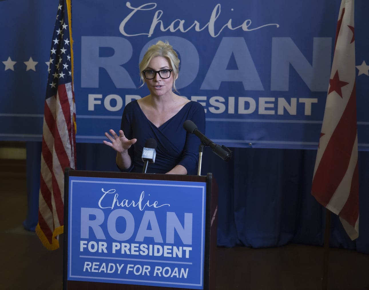 Kolmas Puhdistuksen yö -elokuva sijoittuu presidentinvaalien aikaan. Ehdokkaana on myös Charlie Roan (Elizabeth Mitchell).