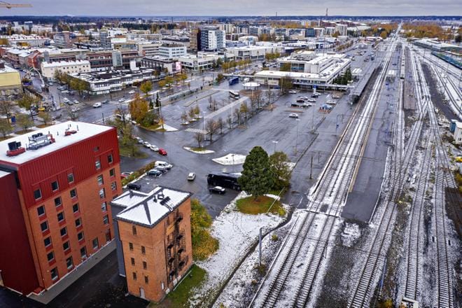 Seinäjoen kaupunki ostaa Senaatin Asema-alueelta maa-alueen, joka on ratojen vieressä hotelli Alman ja asemarakennuksen välissä. Alue palvelee tällä hetkellä pysäköintialueena. Siihen on tulossa viisikerroksinen pysäköintitalo. Aseman päätyyn nousee kymmenkerroksinen toimistorakennus. KUVA: TOMI KOSONEN