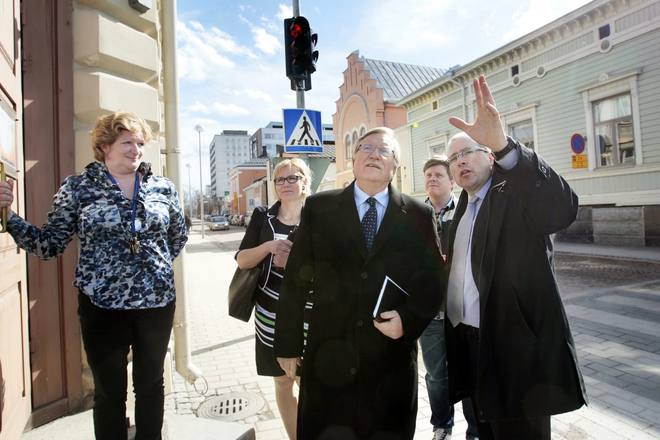 Älykkäiden yhteisöjen foorumin puheenjohtaja John Jung (keskellä) kävi arvioimassa oululaista osaamista ja älyä maaliskuussa. Oululaista älykkyyttä hänelle markkinoivat maanantaina palvelupäällikkö Anneli Koistinen (vas.) nuorisoasiainkeskuksesta, kansainvälisen toiminnan asiantuntija Outi Rouru, Oulun kaupungin tietohallintopäällikkö Juhani Heikka (takana) ja professori Timo Ojala Oulun yliopistosta.