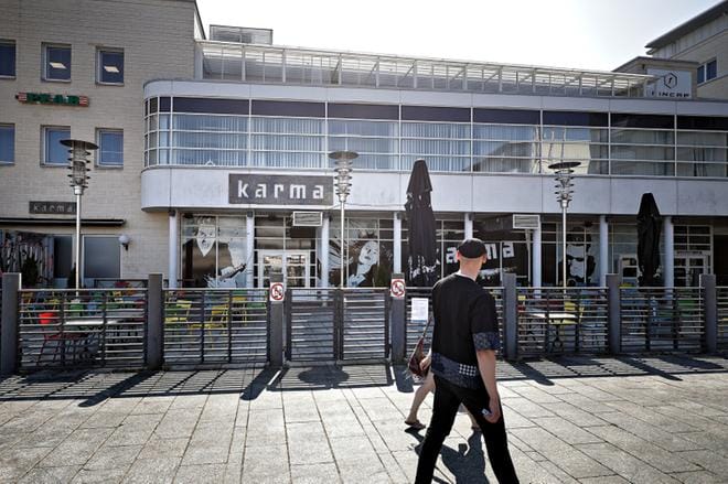 Pohjanmaan poliisin partio joutui nuorisojoukon hyökkäyksen kohteeksi Seinäjoen Kauppatorilla ravintola Karman edustalla sunnuntaina aamuyöstä. Maanantaina iltapäivällä vanhalla torilla on hiljaista kuin huopatossutehtaalla. KUVA: TOMI KOSONEN