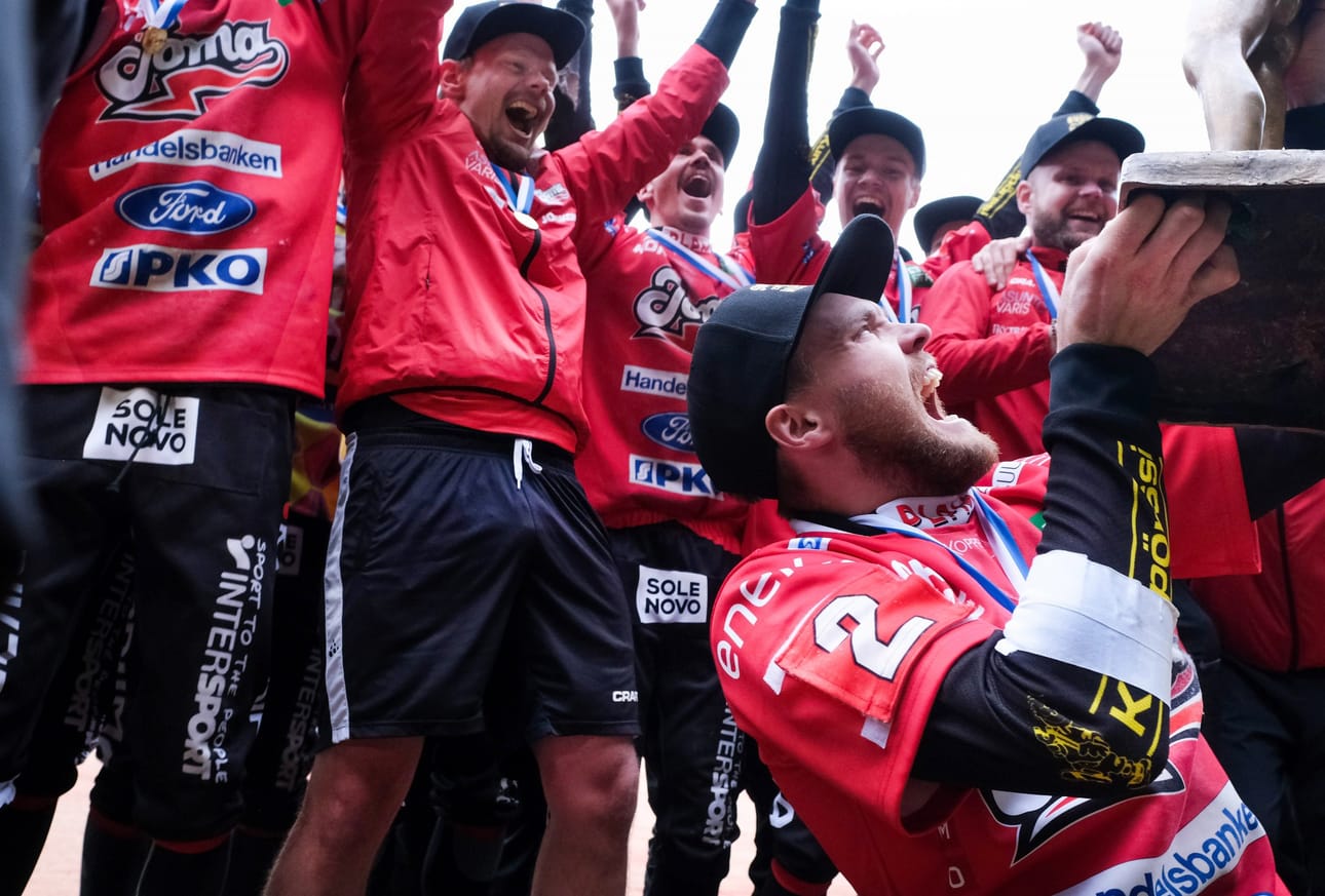 Joensuun Mailan kapteeni Tuomas Jussila nosti pojan ylös miesten superpesiksen 4. finaaliottelun Joensuun Maila vs. Sotkamon Jymy jälkeen.