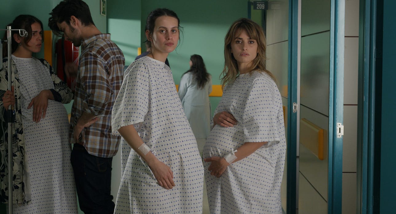 Ana (Milena Smit) ja Janis (Penélope Cruz) ovat äitejä hermoromahduksen ja joukkotuhon partaalla Pedro Almodóvarin elokuvassa Rinnakkaiset äidit.