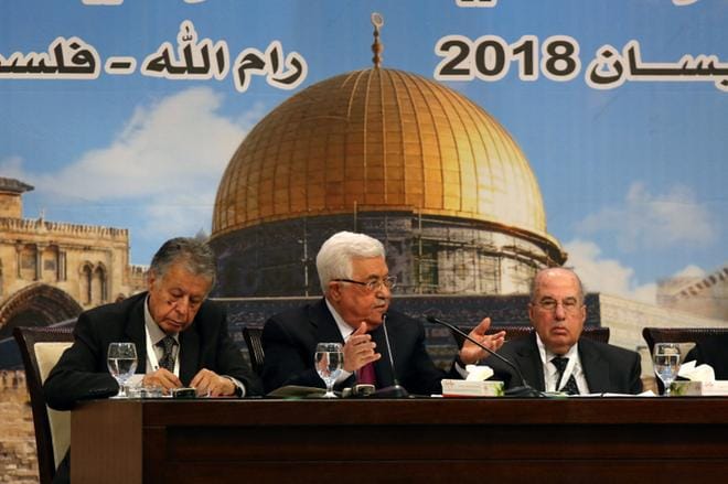 Palestiinalaisten presidentti Mahmoud Abbas (keskellä) piti puheen maanantaina. Perjantaina hän pyysi anteeksi. KUVA: Thaer Ganaim