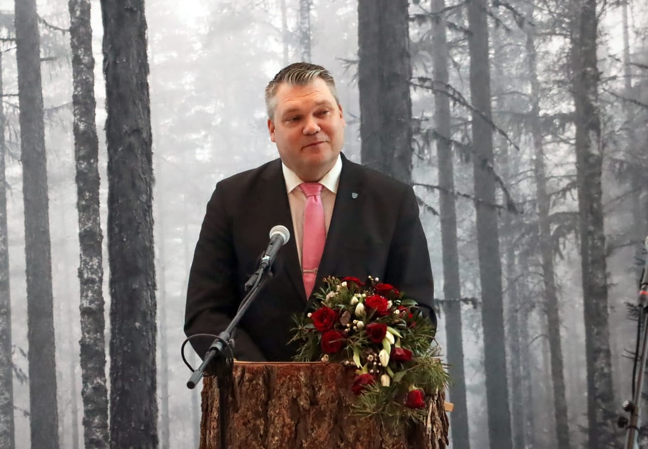 Toista kertaa kaupunginvaltuuston puheenjohtajana toiminut Mikko Savola luovutti paikkansa Sirpa Leinoselle. Arkistokuva.