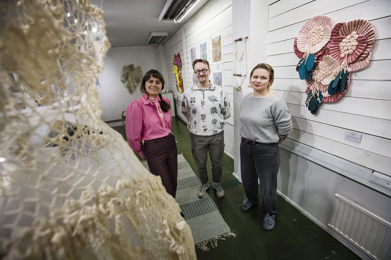 Rovaniemeläistaiteilijat uskovat, että tekstiilitaiteen arvoa ei haluta tunnustaa, sillä yhä muistetaan aika, jona suurin osa naisista osasi tehdä käsitöitä