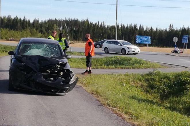Moottoripyöräilijä törmäsi auton keulaan ja sai vakavia vammoja. KUVA: JUHO MÄKELÄ