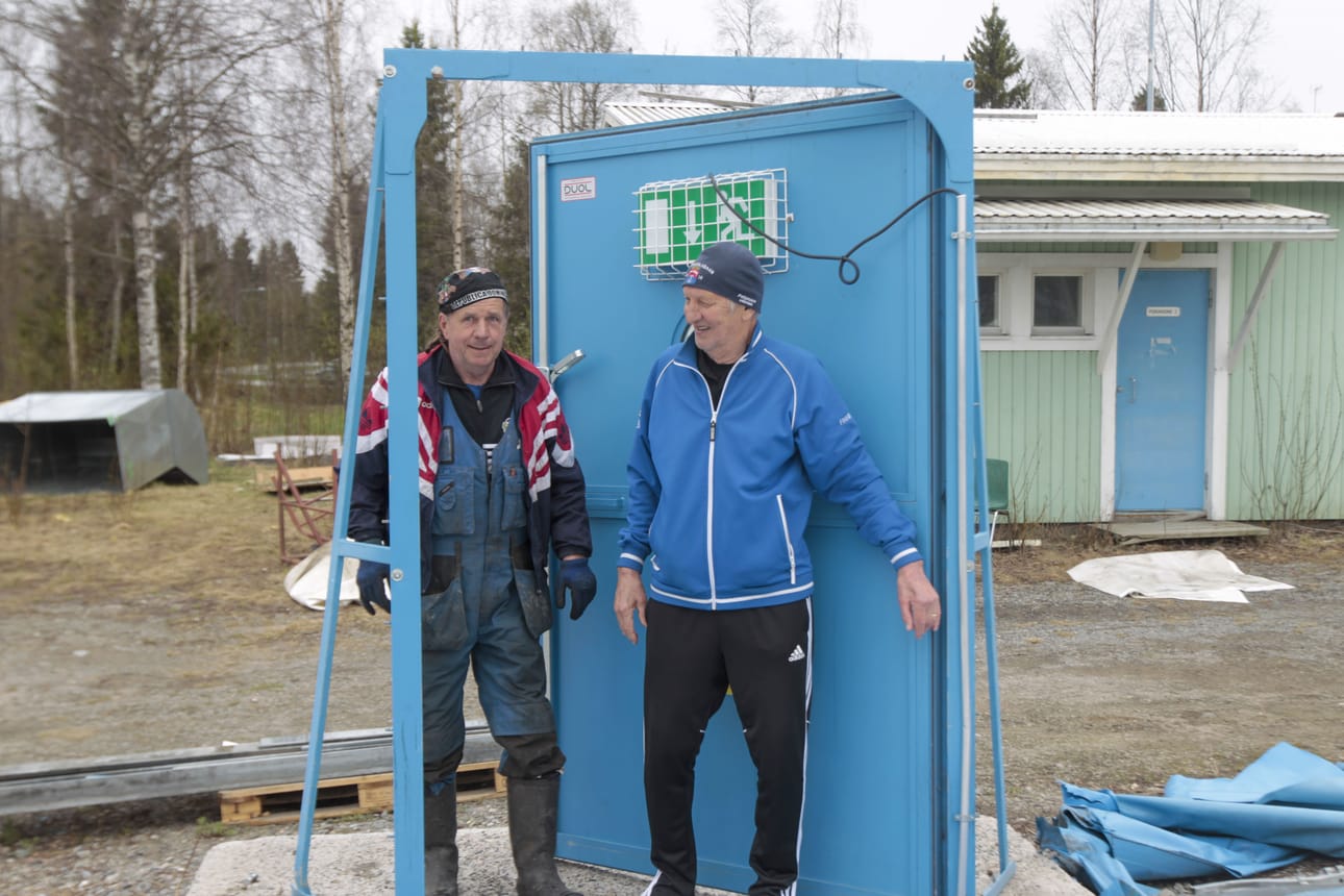Raino Manniala (vas.) ja Erkki Hakala toivovat, että vanhan teräsoven ympärille rakennettaisiin palloilijoille uusi halli.