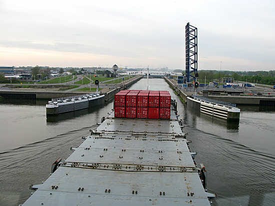 Määränpää jo häämöttää. Viimeinen sulku Westerschelde-joella ja satamaan on enää toistakymmentä kilometriä.