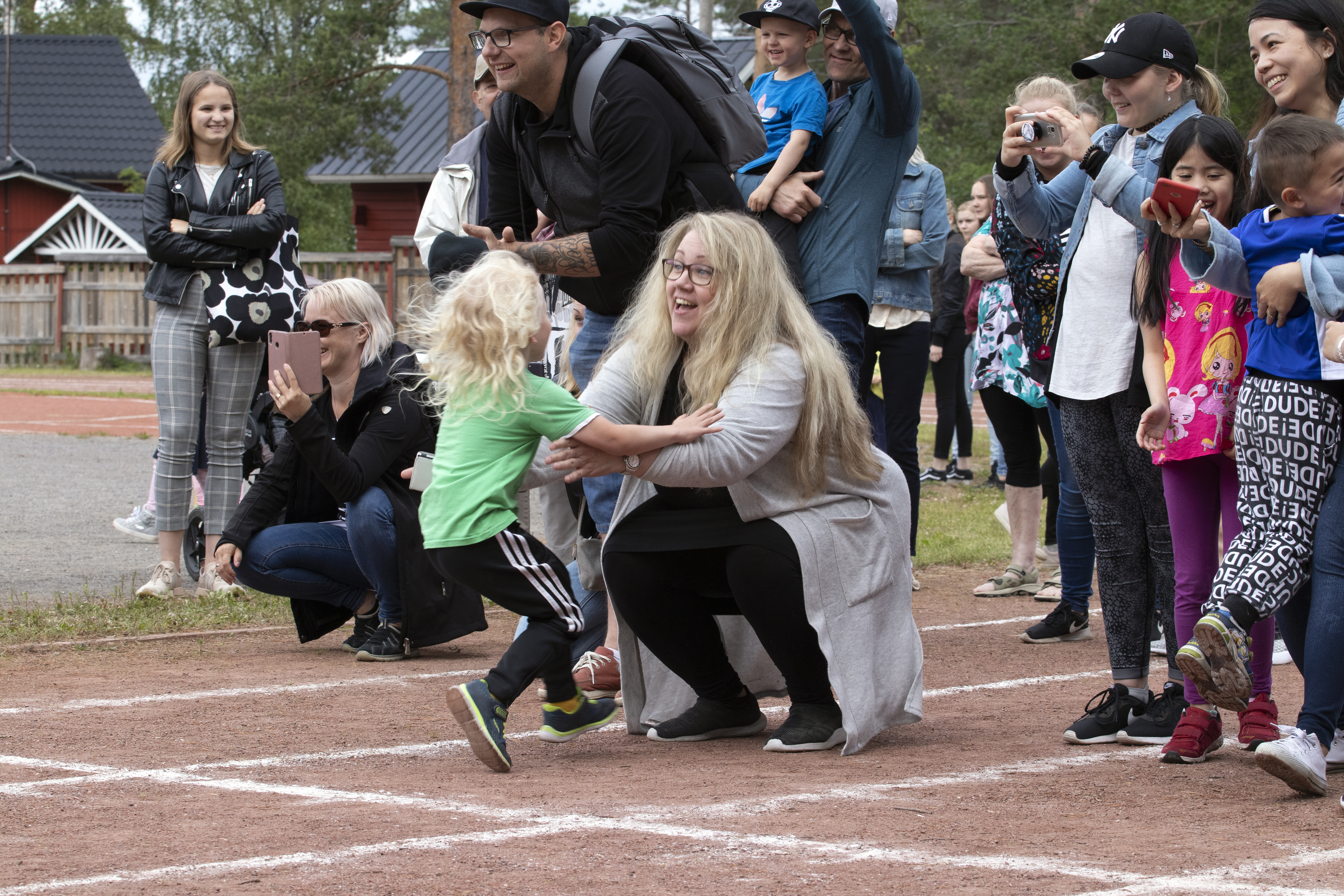 <p>Viisivuotias Veikko Kilpelänaho pääsi heti maalivivalla äidin onnittelurutistukseen.</p>