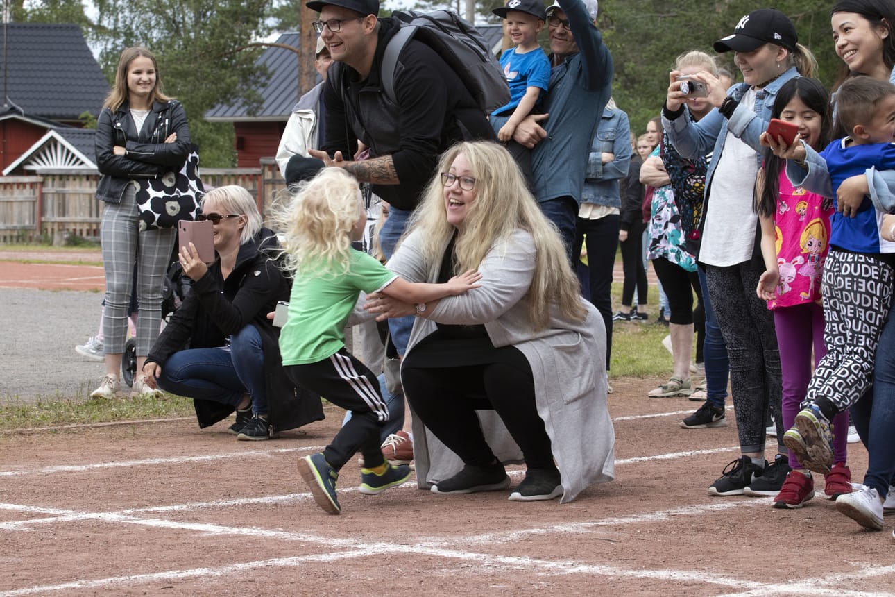 Viisivuotias Veikko Kilpelänaho pääsi heti maalivivalla äidin onnittelurutistukseen.