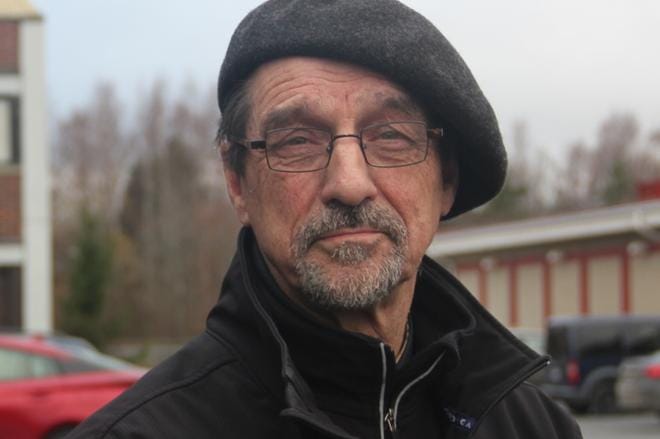 – Jos maakuntahallinto tulee, putoaa kunnan veroprosentti ja velkojen suhde tuloihin kasvaa selvästi. Se voi vaikuttaa siten, että kuntaliitosasiaa joudutaan pohtimaan vakavasti, sanoo pitkään kunnallispolitiikassa mukana ollut Raimo O. Kinnari. Hänet tunnistetaan baskeristaan. KUVAT: JUHANI LAAKSO