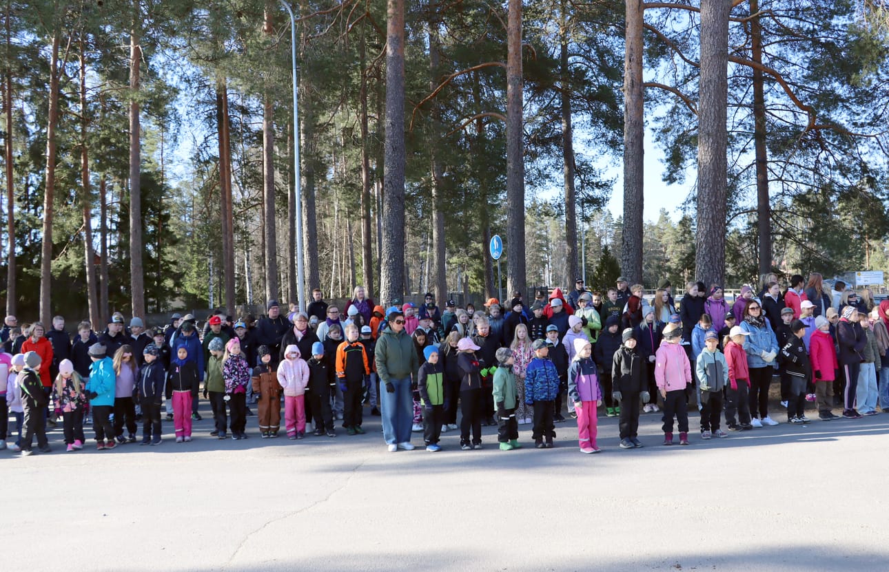 Sadat alavutelaiskoululaiset opettajineen kokoontuivat yhteen Alavuden yläkoulun pihamaalle evakkojen liputuspäivän aamuna.