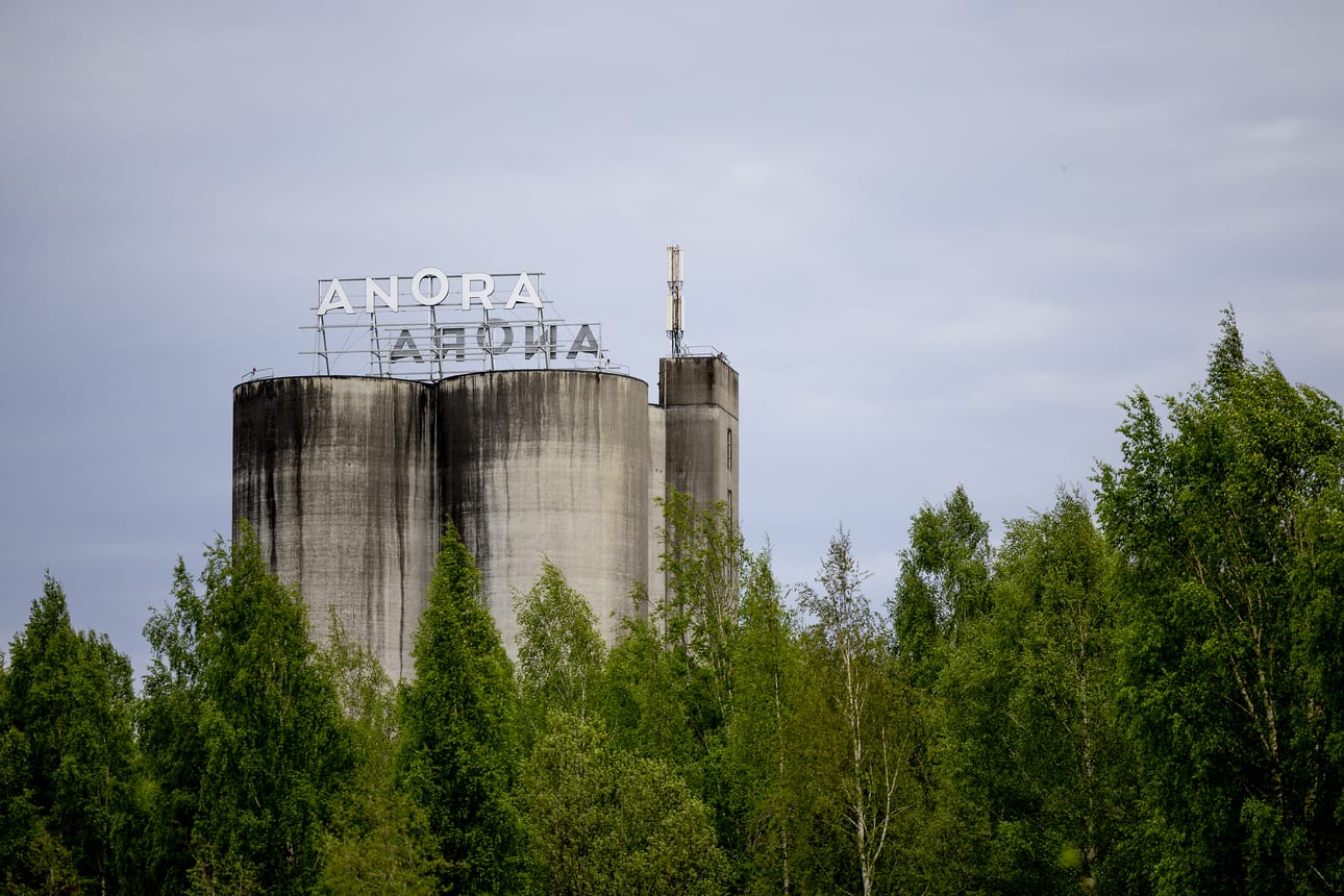 Altia muuttui viime vuonna Anoraksi. Samalla vaihtui myös kyltti Koskenkorvan tehtaalla, joka on iso kotimaisen ohran käyttäjä.
