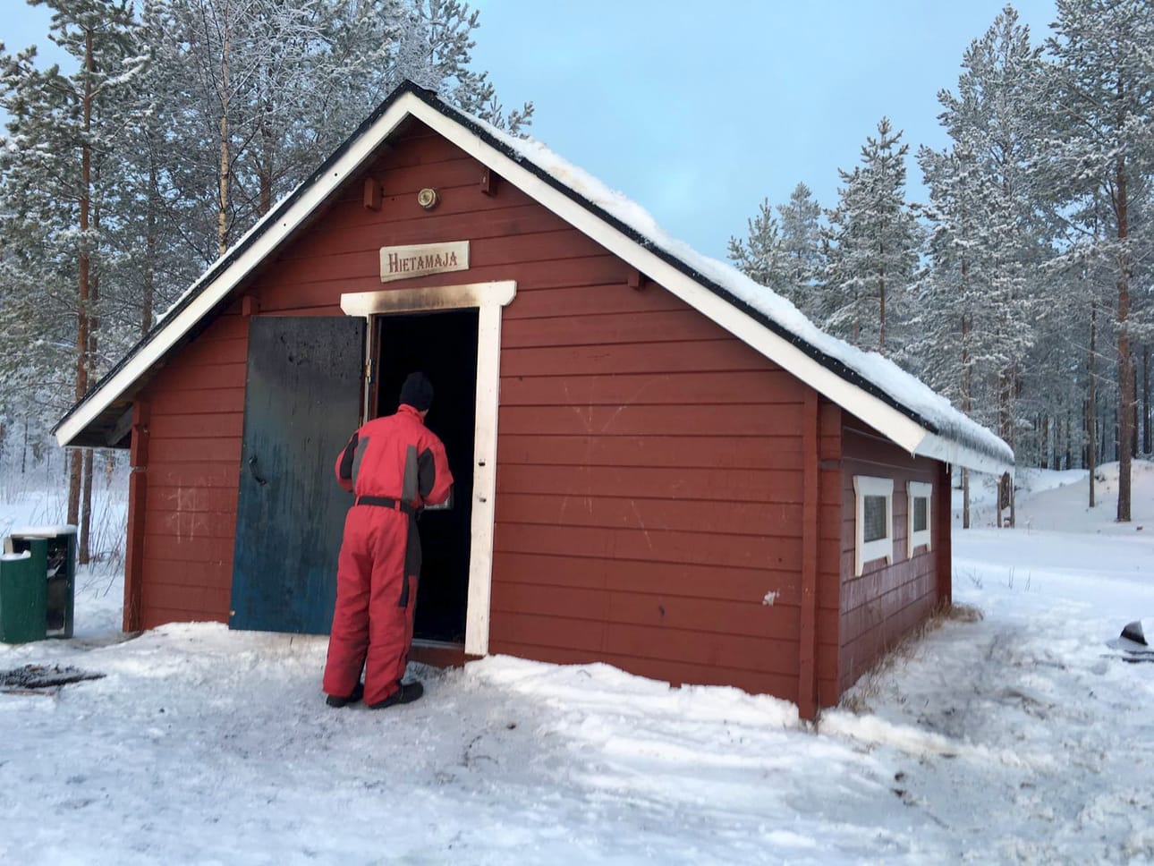 Tulipalo teki tuhoja Ruukissa Hietamaan kodalla. Palon syttymissyystä ei ole varmuutta. Epäily on, että kodan tulisijassa on pidetty kovalla pakkasella liian kovia tulia. Kotaa lauantaina silmäilleiden maallikoiden silmin tuli teki pahimmat tuhot kattorakenteisiin.