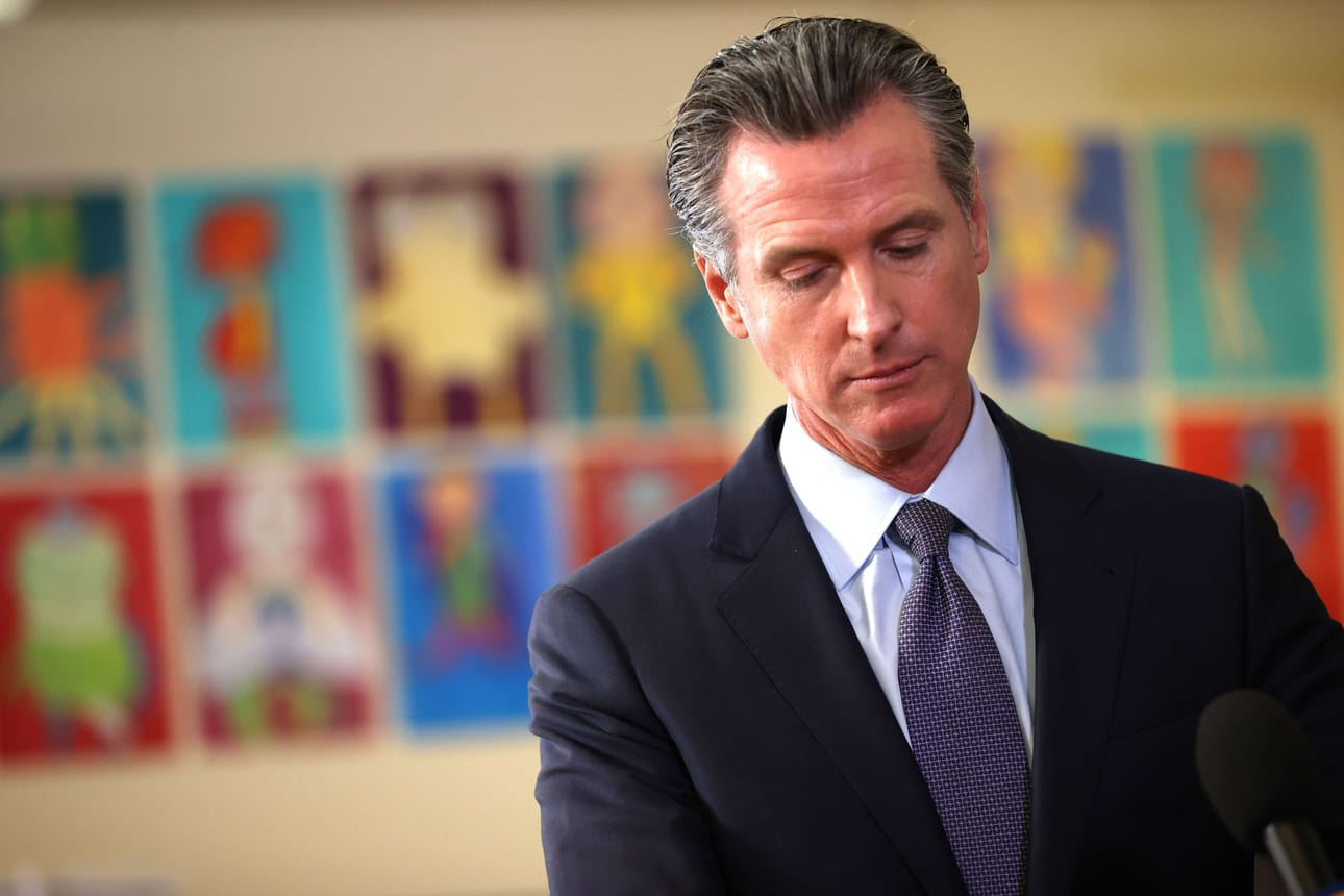 Kalifornian kuvernööri Gavin Newsom kertoi kannattavansa kännykkäkieltoa kaikkiin osavaltion kouluihin. Arkistokuva. LEHTIKUVA/AFP