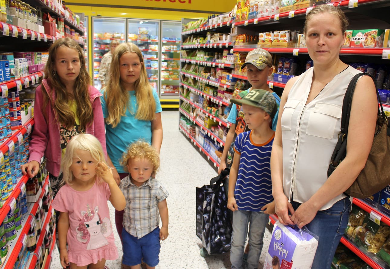 Maria Toppila ihasteli uutta kappaa lastensa Iidan, Nooan, Jeremiaksen, Lukan ja edessä olevien Minean ja Emmin kanssa.