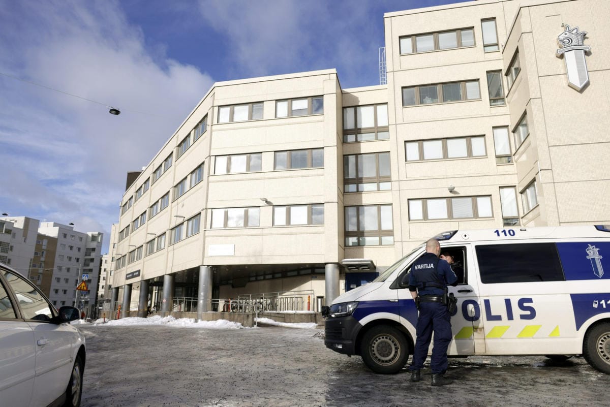 Vartija ja poliisipartio päivysti Pasilan poliisitalolla Helsingissä torstaina. LEHTIKUVA / SEPPO SAMULI