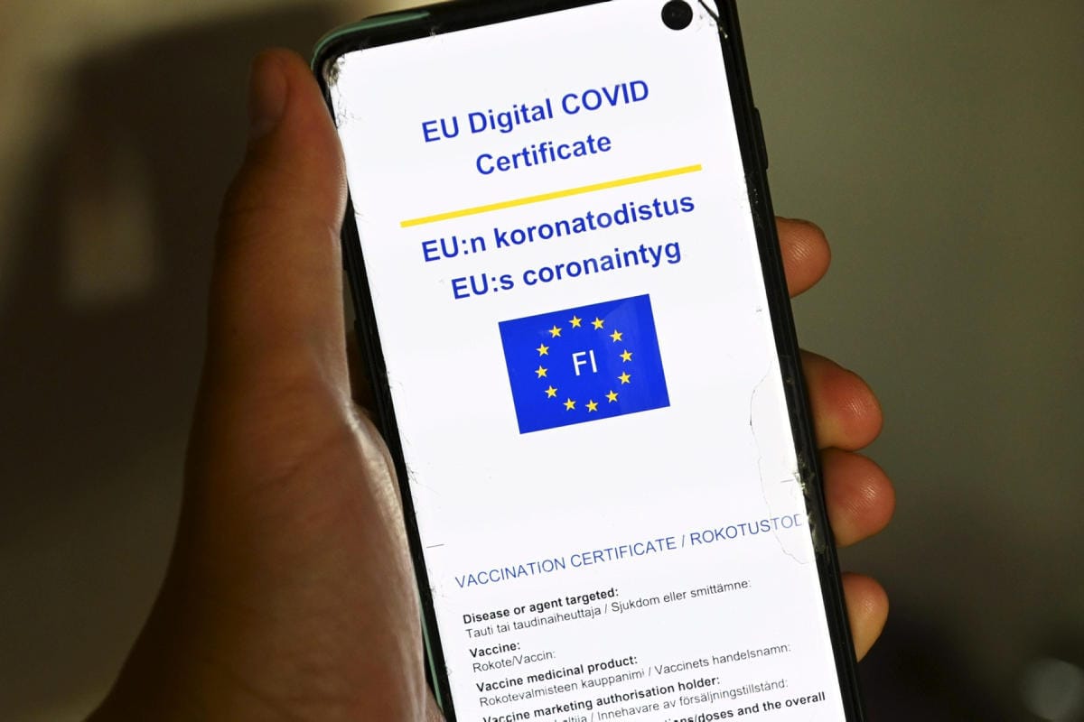 Kyselyn mukaan yrityksistä 75 prosenttia oli sitä mieltä, että rokotepassi on tarpeellinen keino normaaliin pääsemiseksi. LEHTIKUVA / Vesa Moilanen
