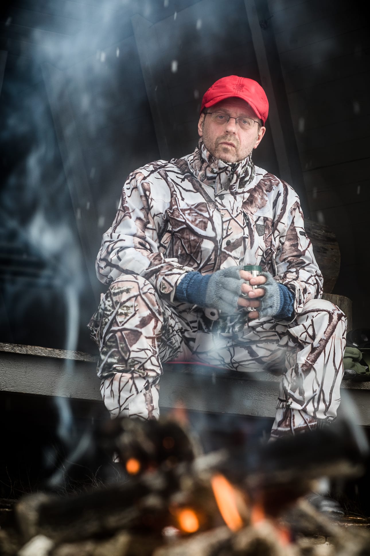 Kirjan kirjoittaja Pekka Ervasti nuotiotulilla Kylmäluomalla talvella.