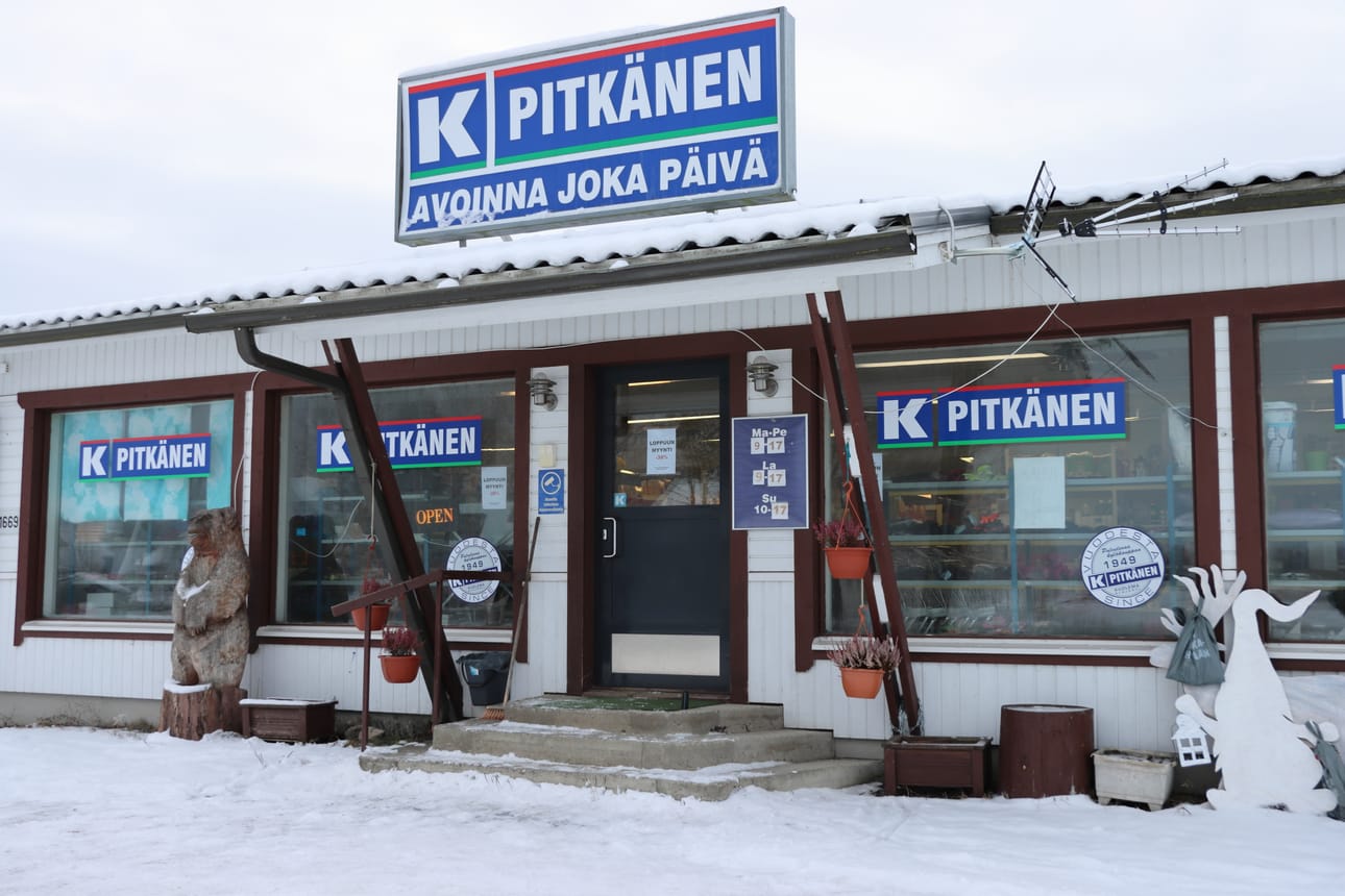 Kauppa on toiminut Alajärven Kuoleman kylällä vuodesta 1949. Nyt sitä uhkaa sulkeminen.