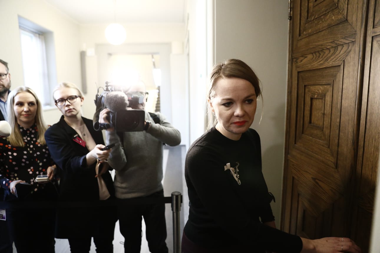 Keskustan puheenjohtaja Katri Kulmuni ei maanantaina halunnut vaatia suoraan Antti Rinteen eroa. Epäluottamus tuli kaikille kuitenkin selväksi.