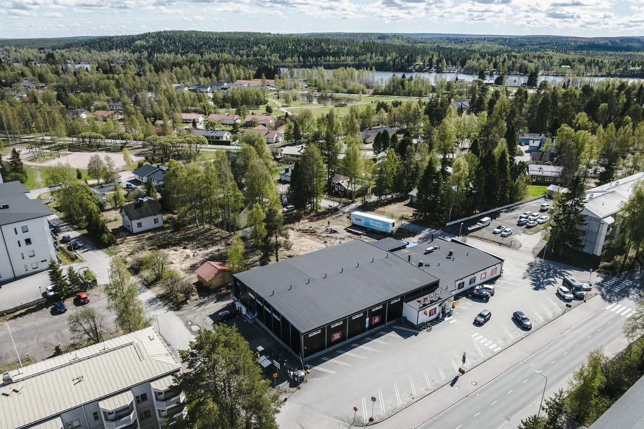 Viirinkankaan K-marketin takaa on jo purettu kaksi omakotitaloa kaupan laajennuksen tieltä. Kaupan ja sen oikealla puolella olevaan kortteliin suunnitellaan kuutta kerrostaloa.