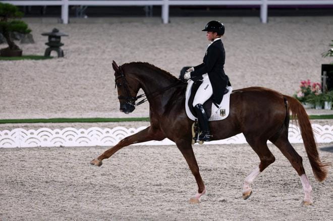 52-vuotias saksalainen kouluratsastaja Isabell Werth ratsulla Bella Rose teki olympiahistoriaa tiistaina Tokiossa. Kuva: Lehtikuva / AFP