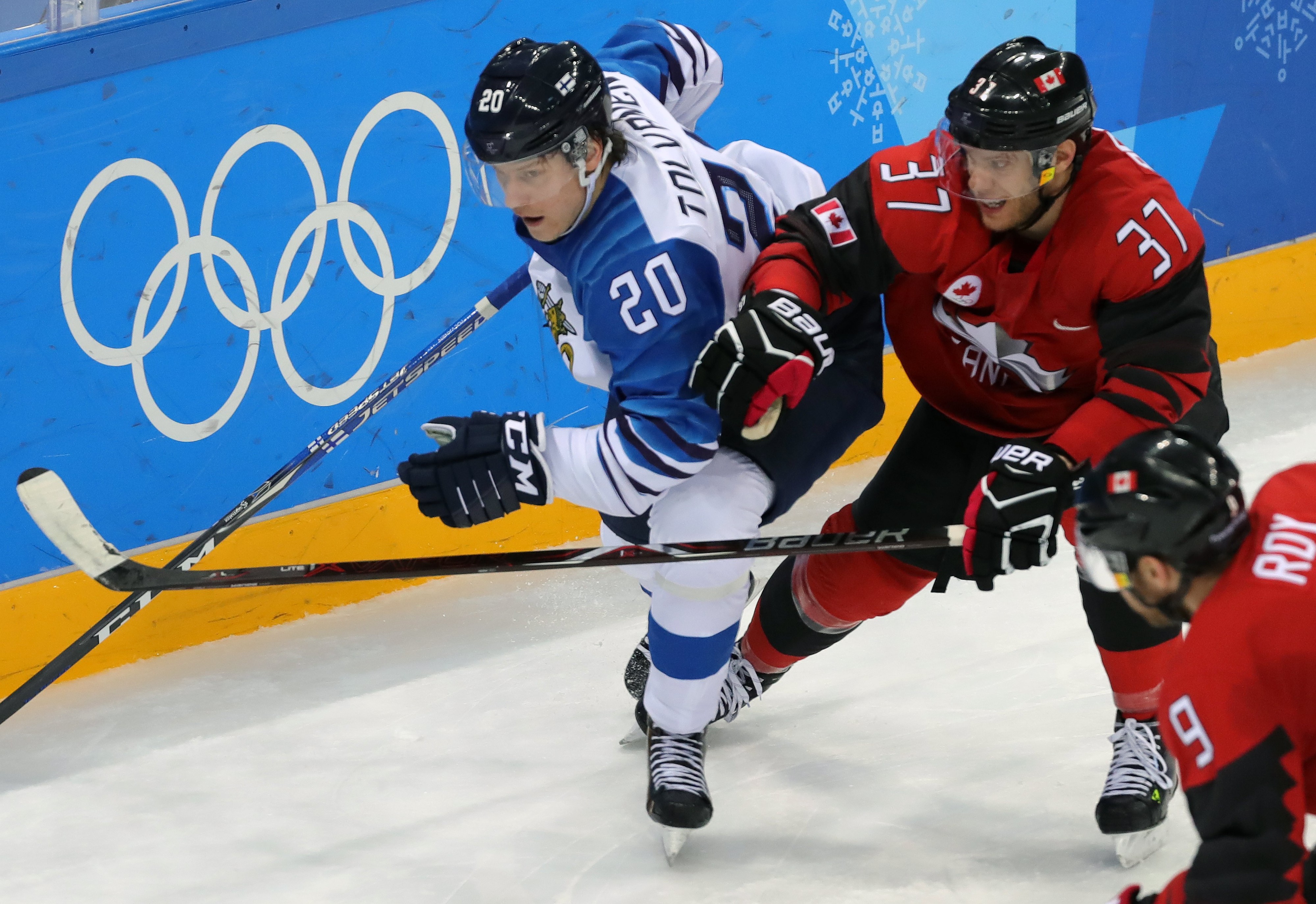 Eeli Tolvanen Leijonien MM-joukkueeseen, Mikkolan passi leimataan, Niemi palaa kotiin